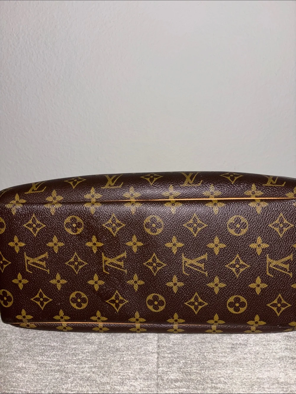 Louis Vuitton Deauville Monogram Canvas Duffel with Tan Trim w/ Lock & Key 323
